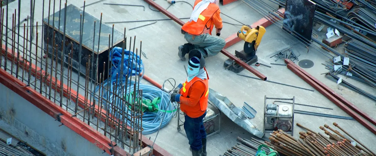Chantier de construction BTP avec grues et ouvriers