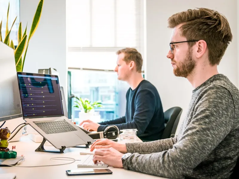 Équipe startup SaaS en réunion commerciale