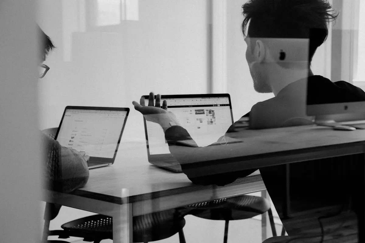 Équipe startup analysant des données de conversion